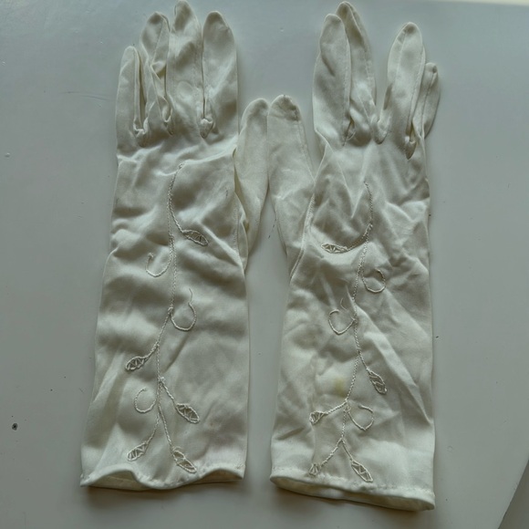 Accessories - Beautiful vintage white gloves with embroidery and beading. Size 7 1/2